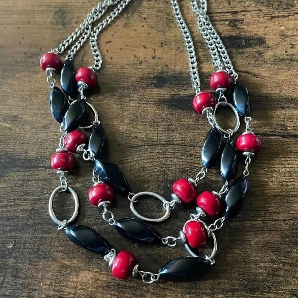VNT Erica Lyons Deep Classic Red and black beaded necklace NWT